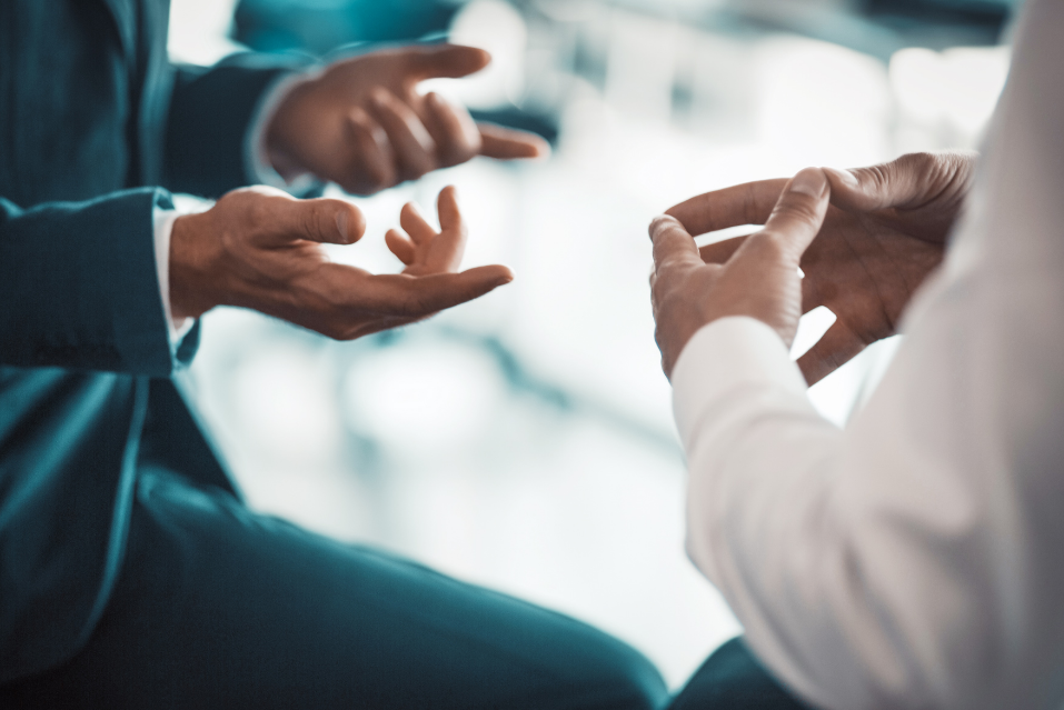 税理士が説明している画像